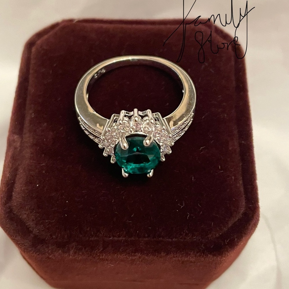 Emerald Green wedding ring - Picture 3 of 8
